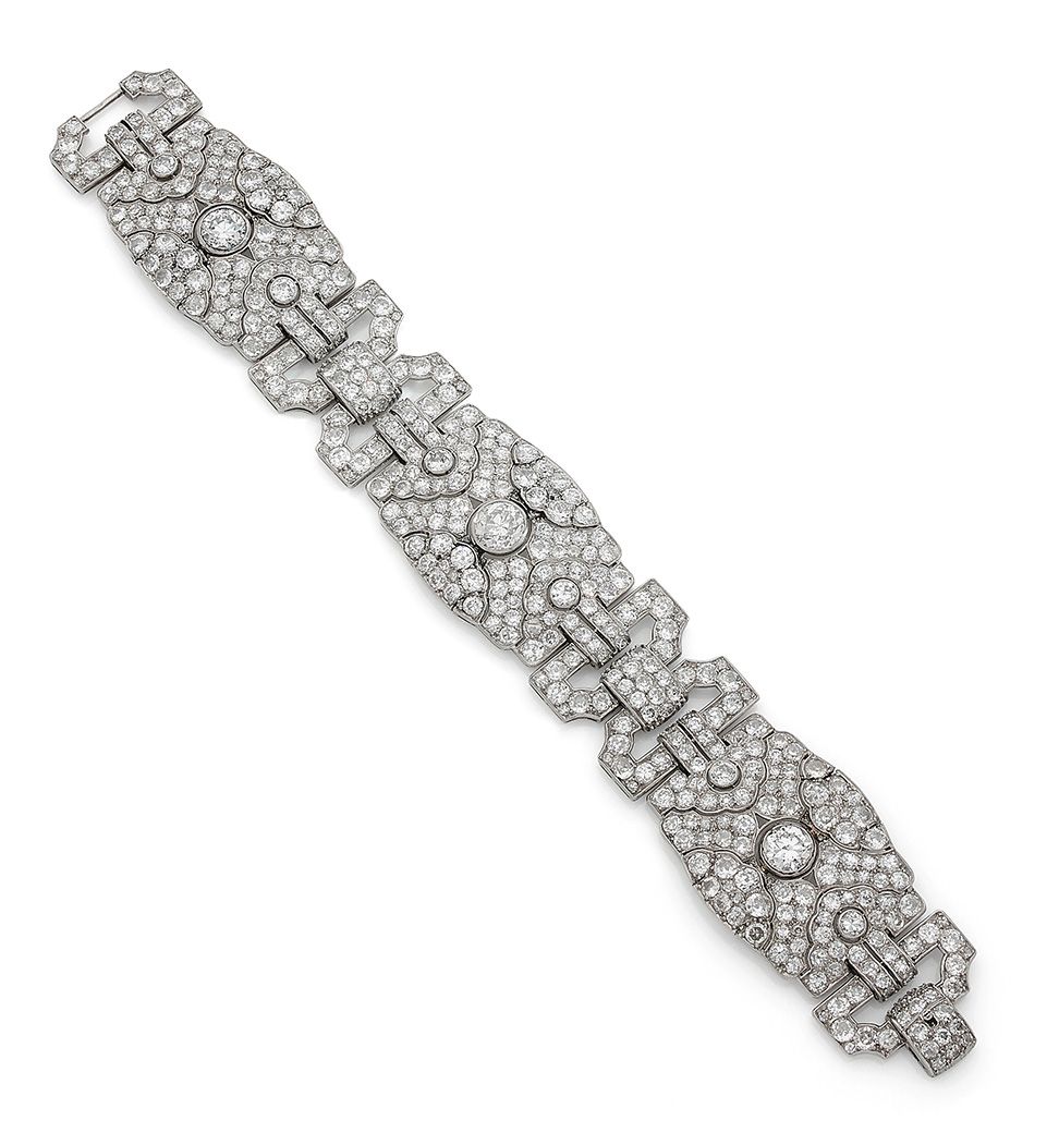 ÉPOQUE ART DECO BRACELET JOAILLERIE MOTIFS TONNEAUX, Es besteht aus drei durchbr&hellip;