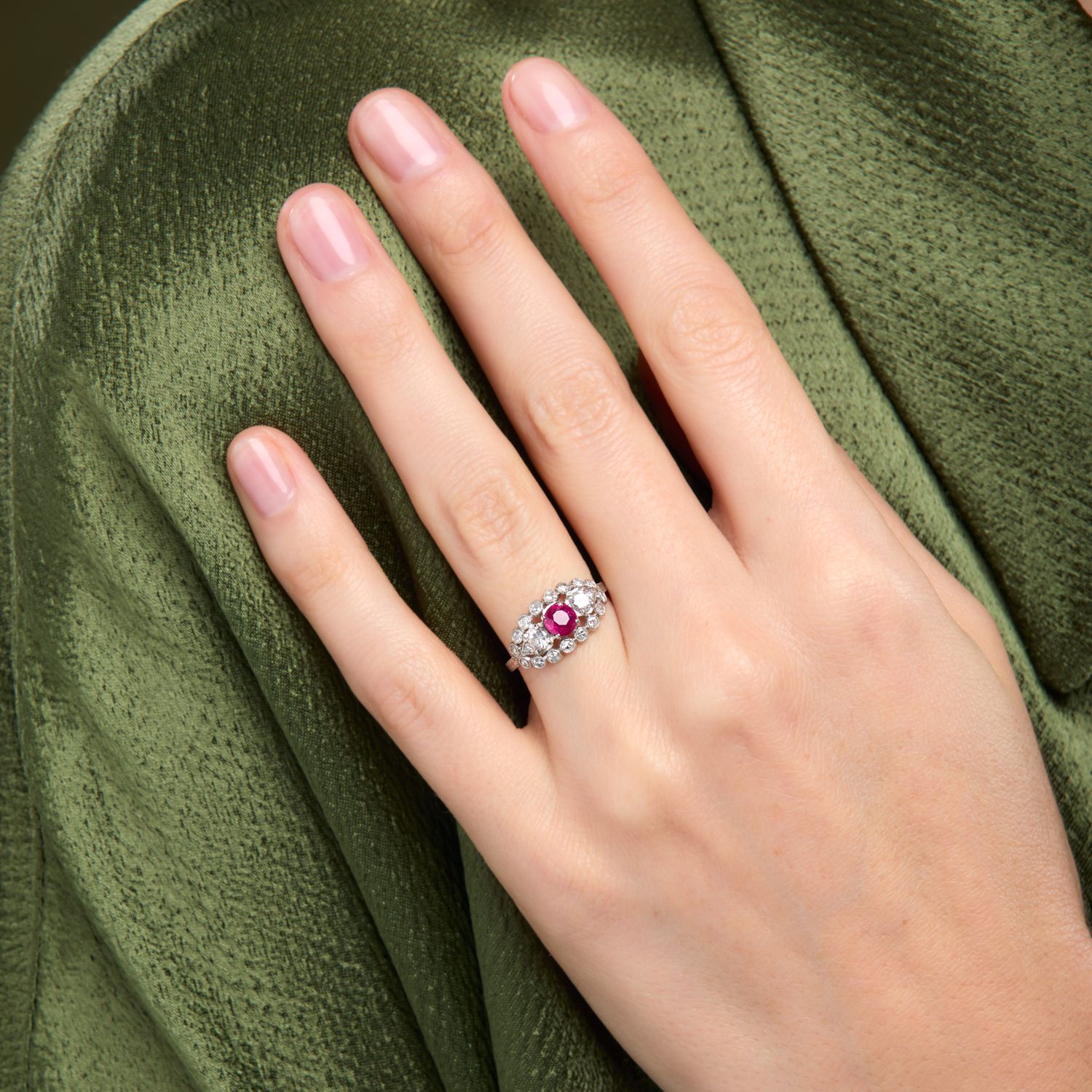 BAGUE JOAILLERIE RUBIS 它镶嵌着一颗圆形红宝石，周围是圆形和明亮式切割钻石。铂金镶嵌。 
毛重：2.88克。 
手指大小：52。 
, 
&hellip;