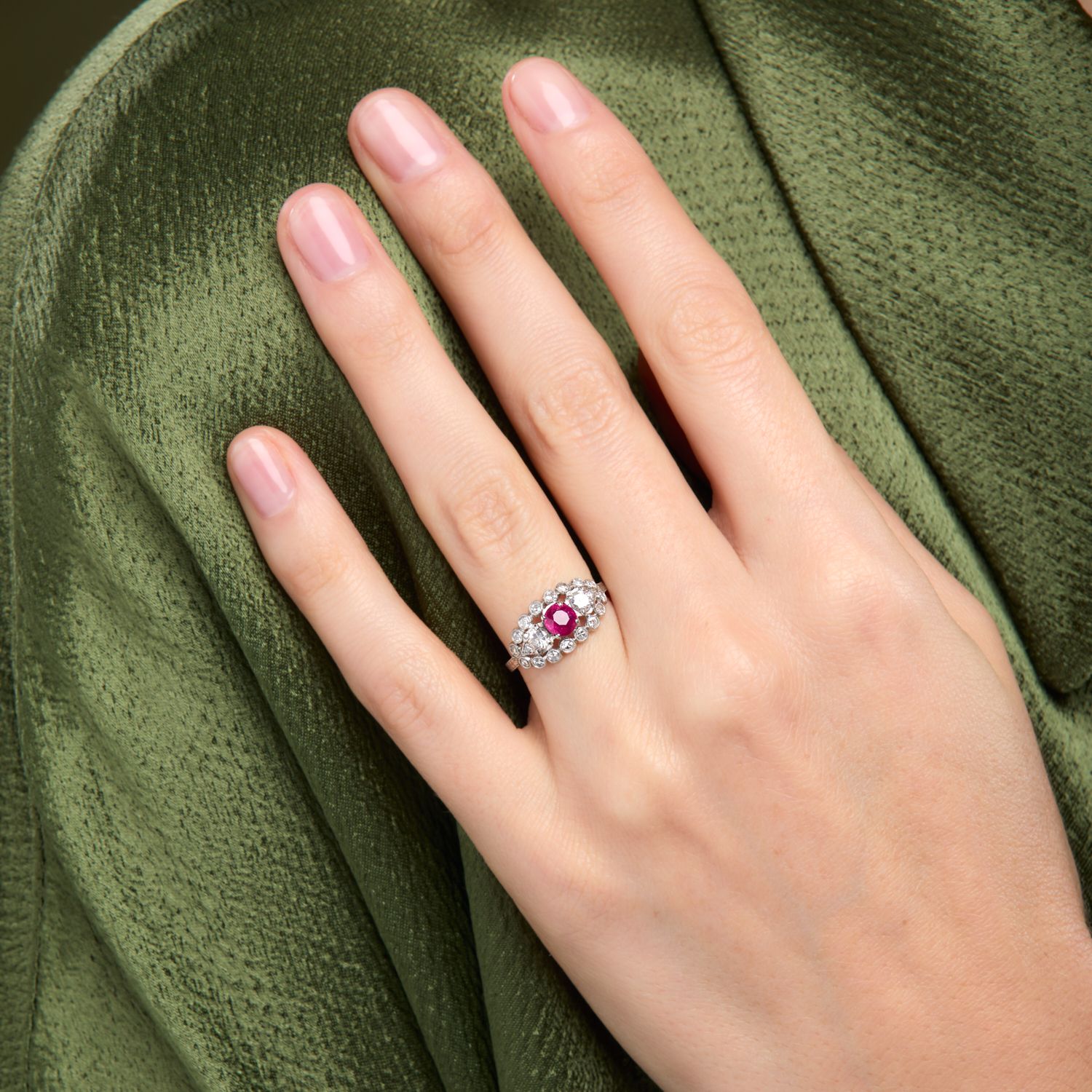 BAGUE JOAILLERIE RUBIS Elle est ornée d'un rubis rond encadré par des diamants r&hellip;