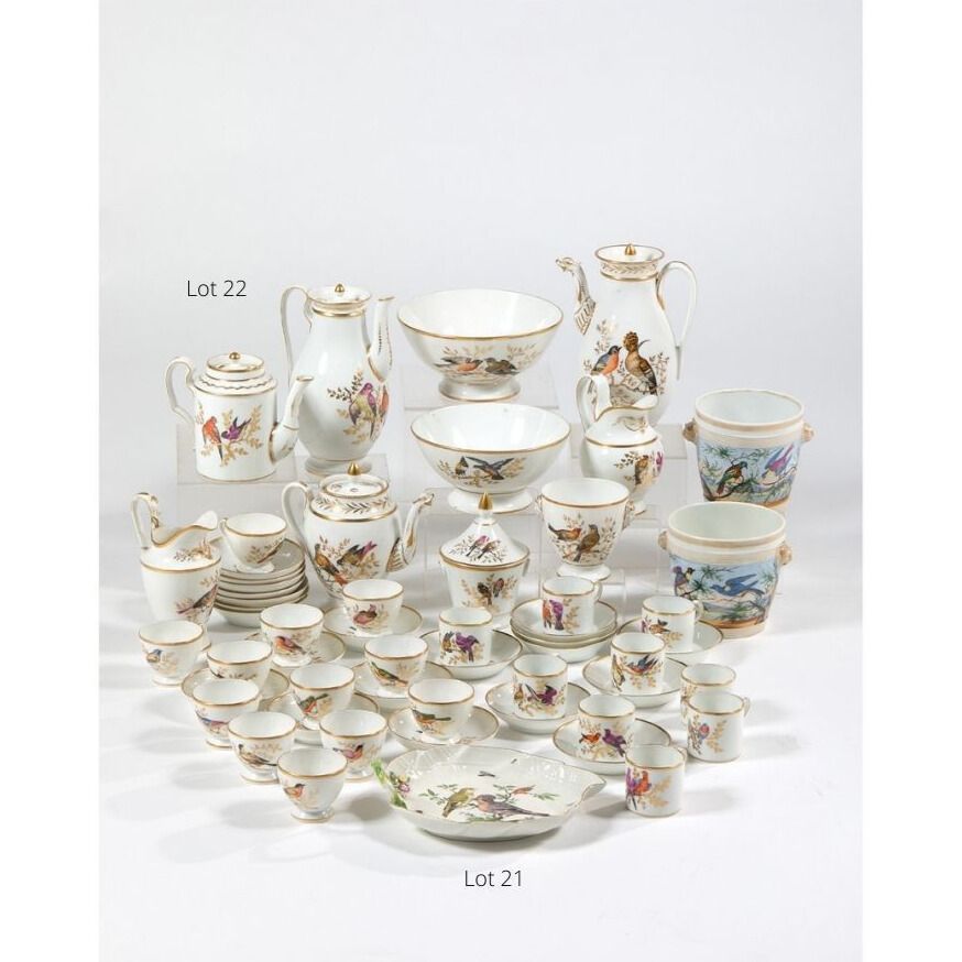 Null 服务套装，巴黎，LOCRÉ工厂，19世纪初 
瓷器，带有金枝鸟的多色装饰，包括两个有盖咖啡壶，两个有盖茶壶，两个大圆碗，两个奶壶，两个糖壶，一个有盖，&hellip;