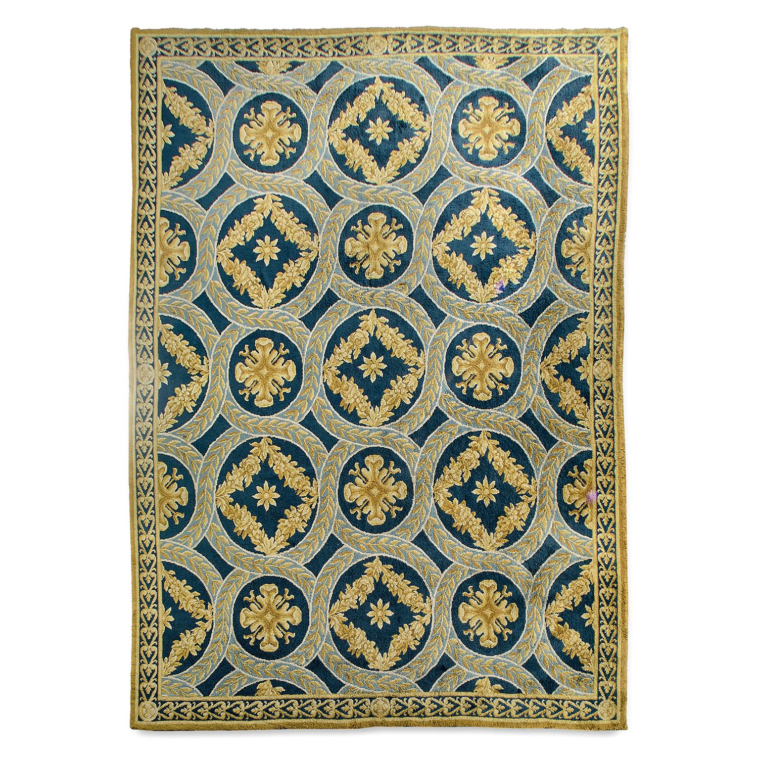 Null 窄缝地毯，奥布森，20世纪中叶，新拉西亚风格
蓝色的背景，装饰着花朵，花环的丝带形成了一个网络的奖章，交错的边界，藏红花黄色的辫子。
20世纪中期新古&hellip;