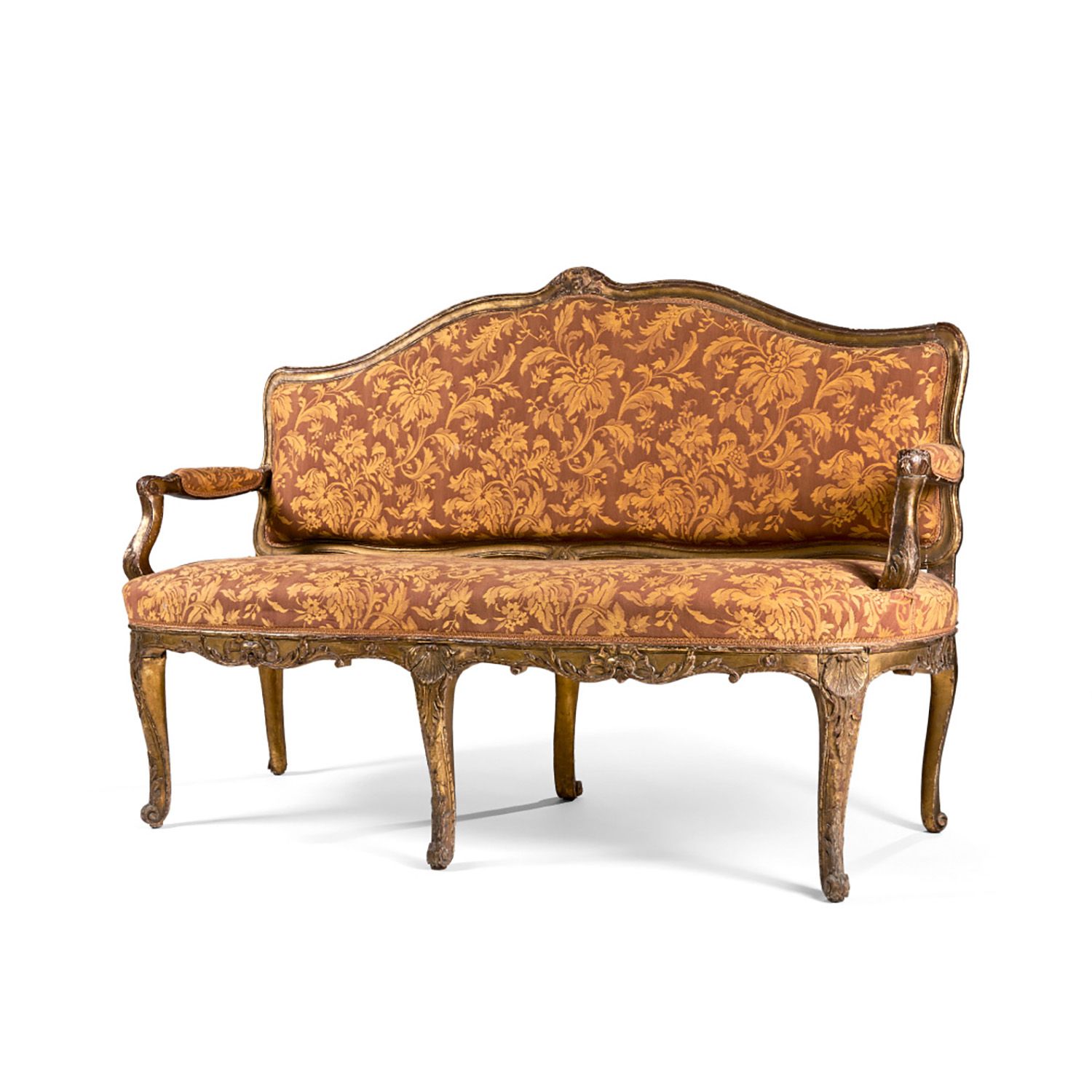 Null 沙发，路易十五时期 
这张沙发是由镀金的木头制成的，模压和雕刻有贝壳，花朵和刺桐叶。带袖口的扶手，凸形腿。 
(镀金层有明显的磨损) 
一张路易十五时&hellip;