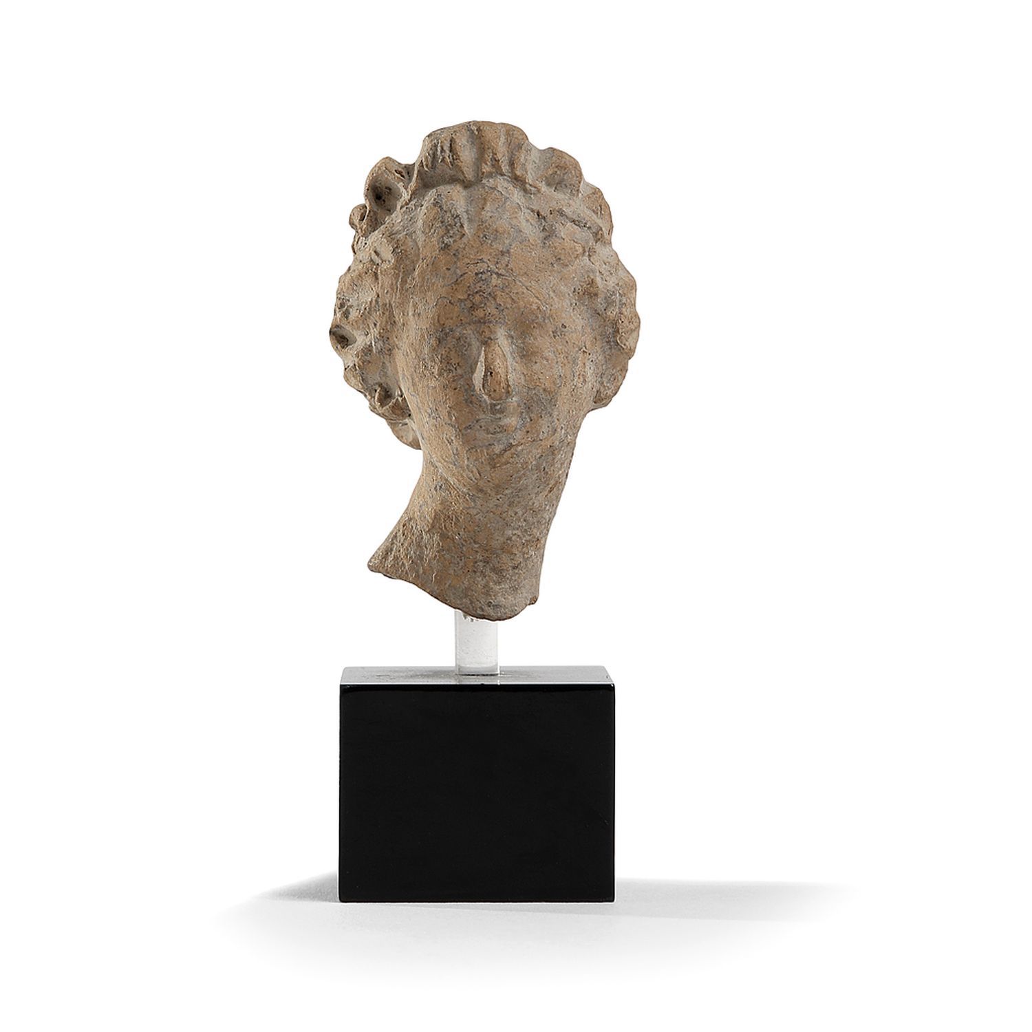 Null TÊTE FÉMININE PROVENANT D'UNE STATUETTE VOTIVE
Argile
Art grec, IVe-IIIe s.&hellip;