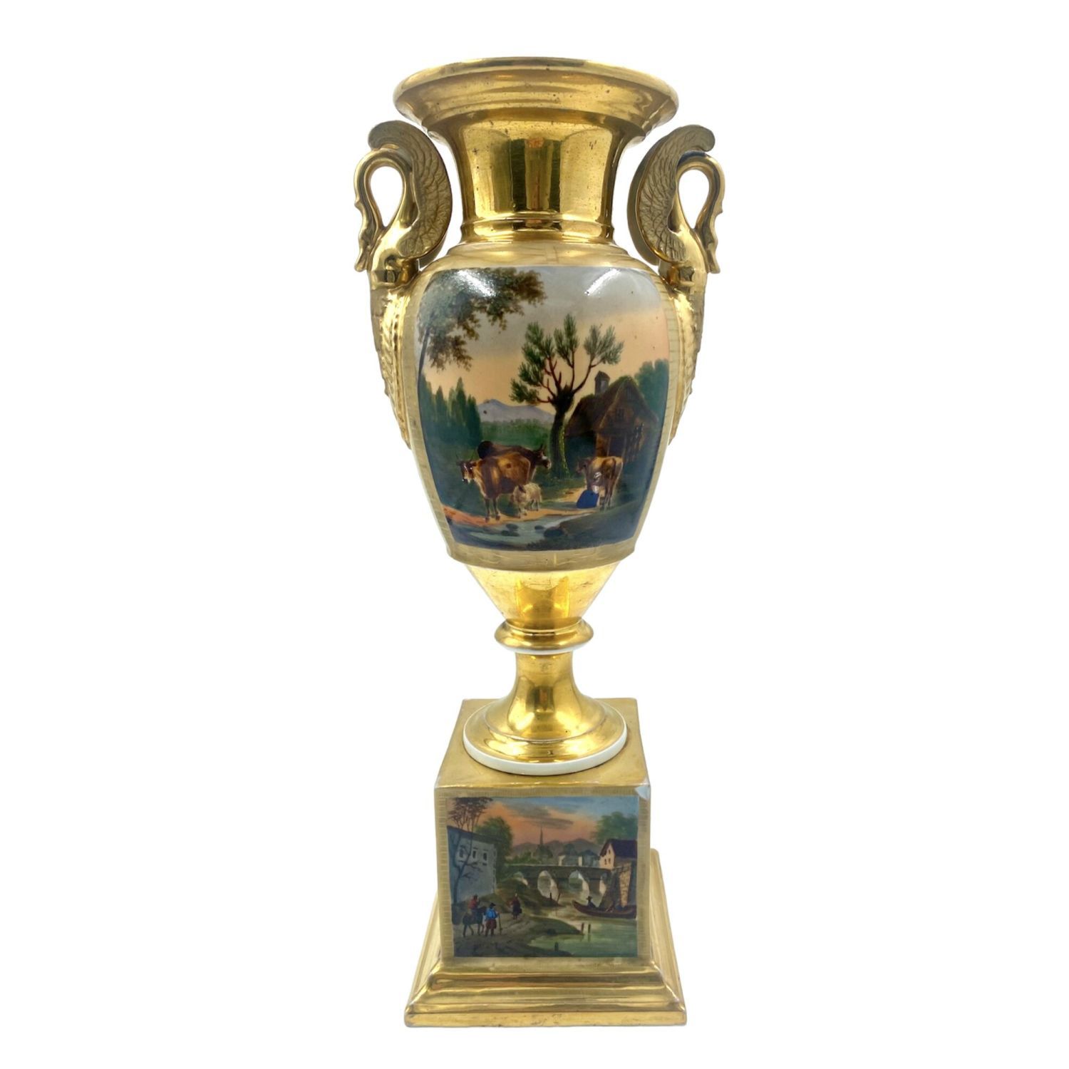 Null PORCELAIN VASE ON A STAND, PARIS, 19 CENTURY
饰以金色背景上保留的动画景观，把手有天鹅颈。
它矗立在一个装&hellip;