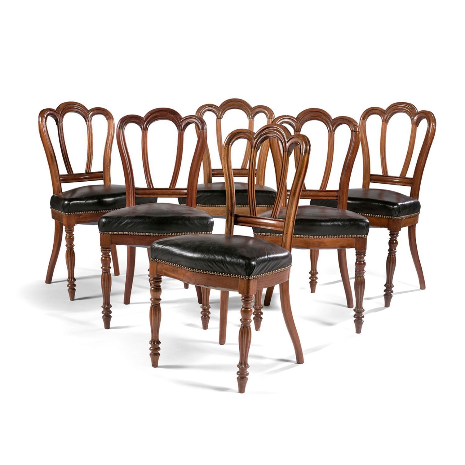Null 一套六把椅子，约1840年
模制桃花心木，多叶靠背上雕刻着风格化的花瓣。前腿是栏杆形的，后腿是马刀形的。
(多次维修，曾被鞭打)



一套六把桃花心&hellip;
