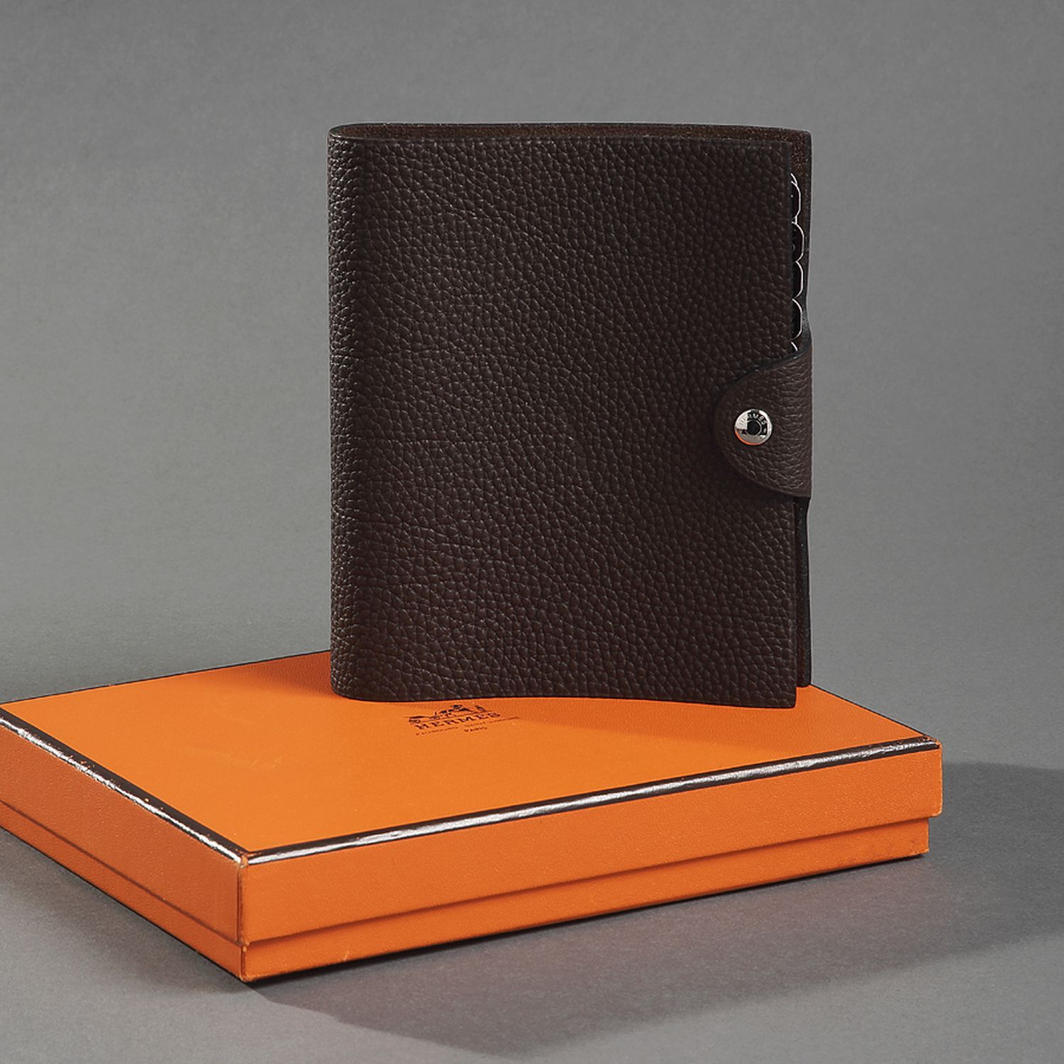 Null HERMÈS,
Agenda and cover in chocolate togo leather
Tab and snap closure 
Wi&hellip;