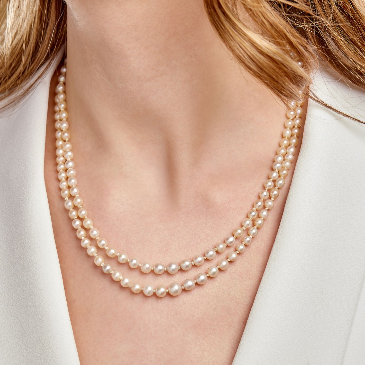 Null 双股珍珠项链
一百五十六颗精美的珍珠分两行。18K黄金搭扣。 
毛重：28.47克。
长度：43厘米。
报告LFG，根据其意见，说明：海水的优质珍珠。&hellip;