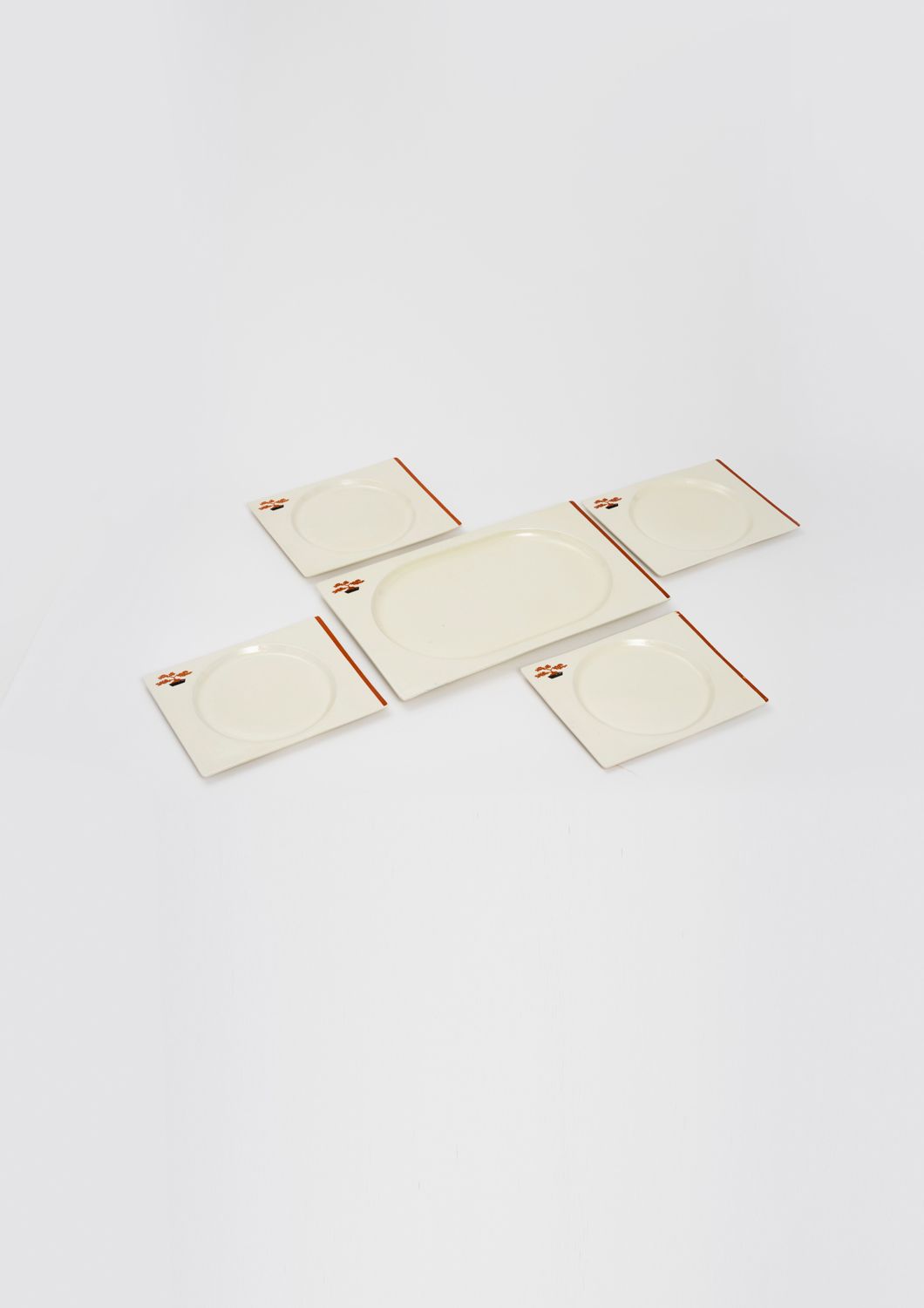 Null 让-卢斯(1895-1964) 
米白色釉陶晚餐服务，包括1个大盘子和4个盘子，长方形的边缘有一个橙色的边框，装饰着一棵盆景树。背面有艺术家的字样。 &hellip;