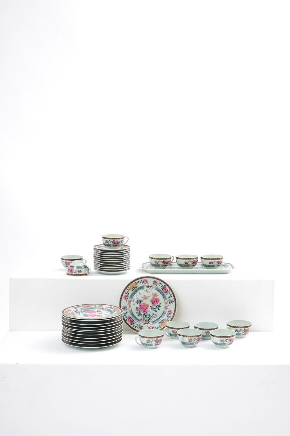 Null Haviland for puiforcat 
利摩日瓷器茶具，有多色装饰，包括12个茶杯和茶碟，12个蛋糕盘和一个蛋糕盘。每件作品的背面都印有 "H&hellip;
