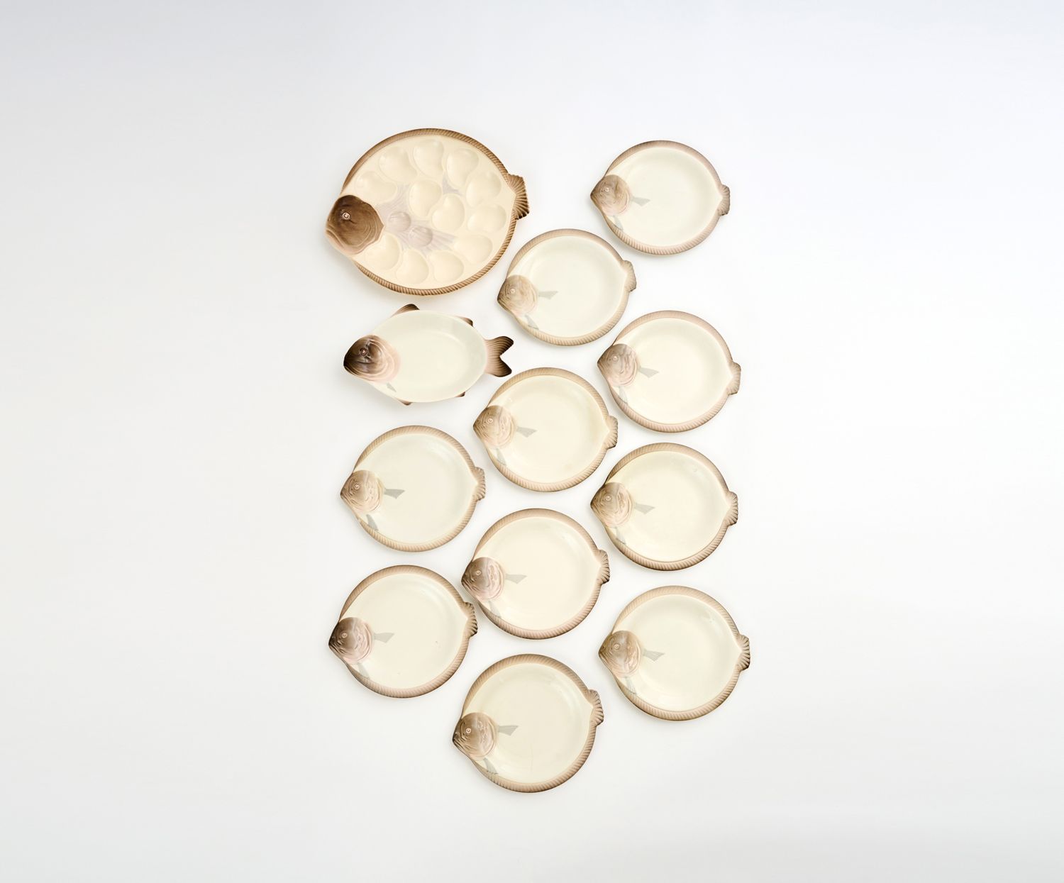 Null 龙威 
精美的多色陶器 "哥本哈根 "模型晚餐服务套装，形状是一条鱼，包括：10个盘子，1个牡蛎盘和1个椭圆盘，背面印有Longwy。 
大约在196&hellip;