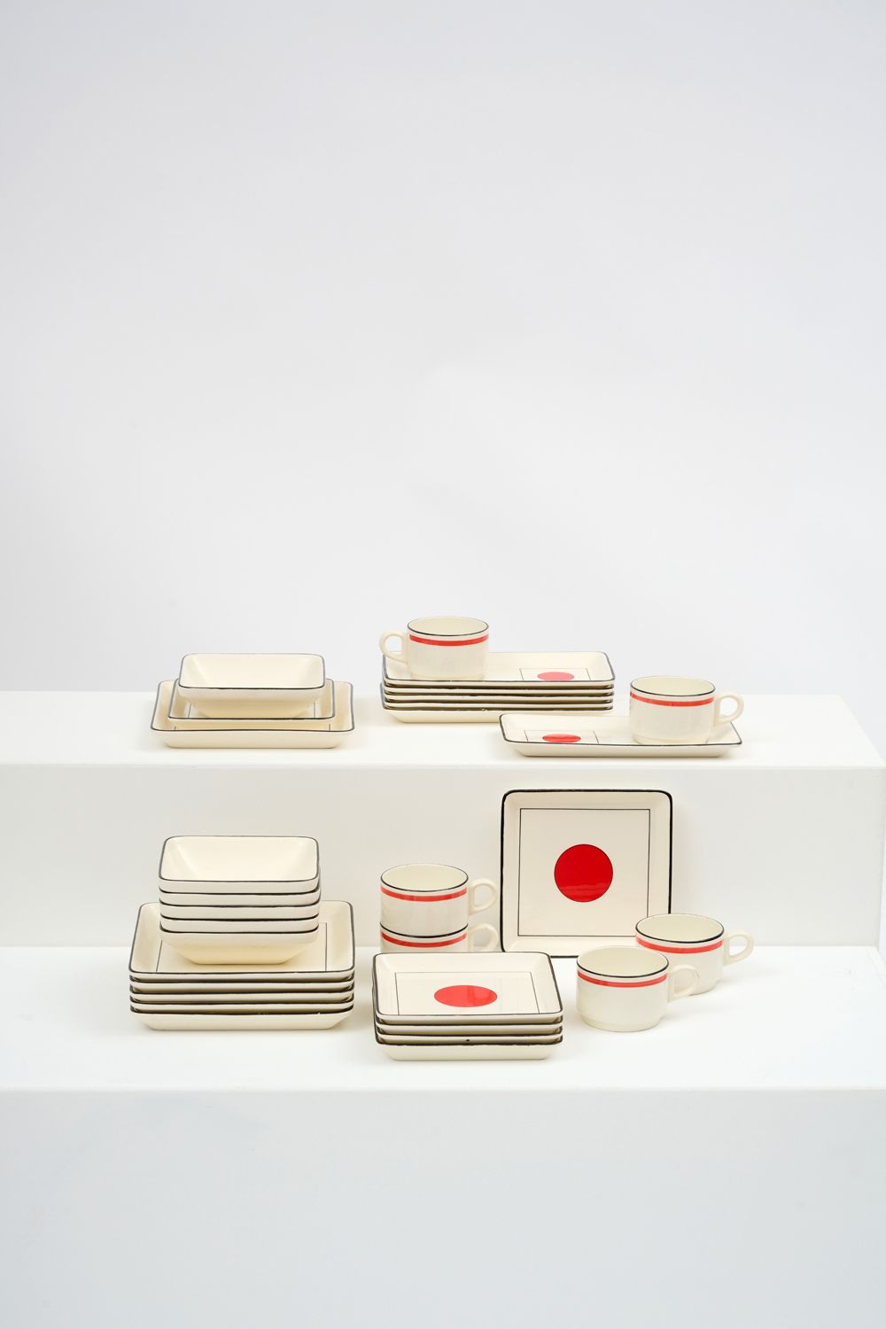 Null 吉恩 
东京 "模型晚餐服务的一部分，奶油色陶器，装饰有黑色鱼片和红色粉彩，包括6个餐盘、6个甜点盘、6个方形碗、6个长方形杯托和6个杯子。 
每件都&hellip;