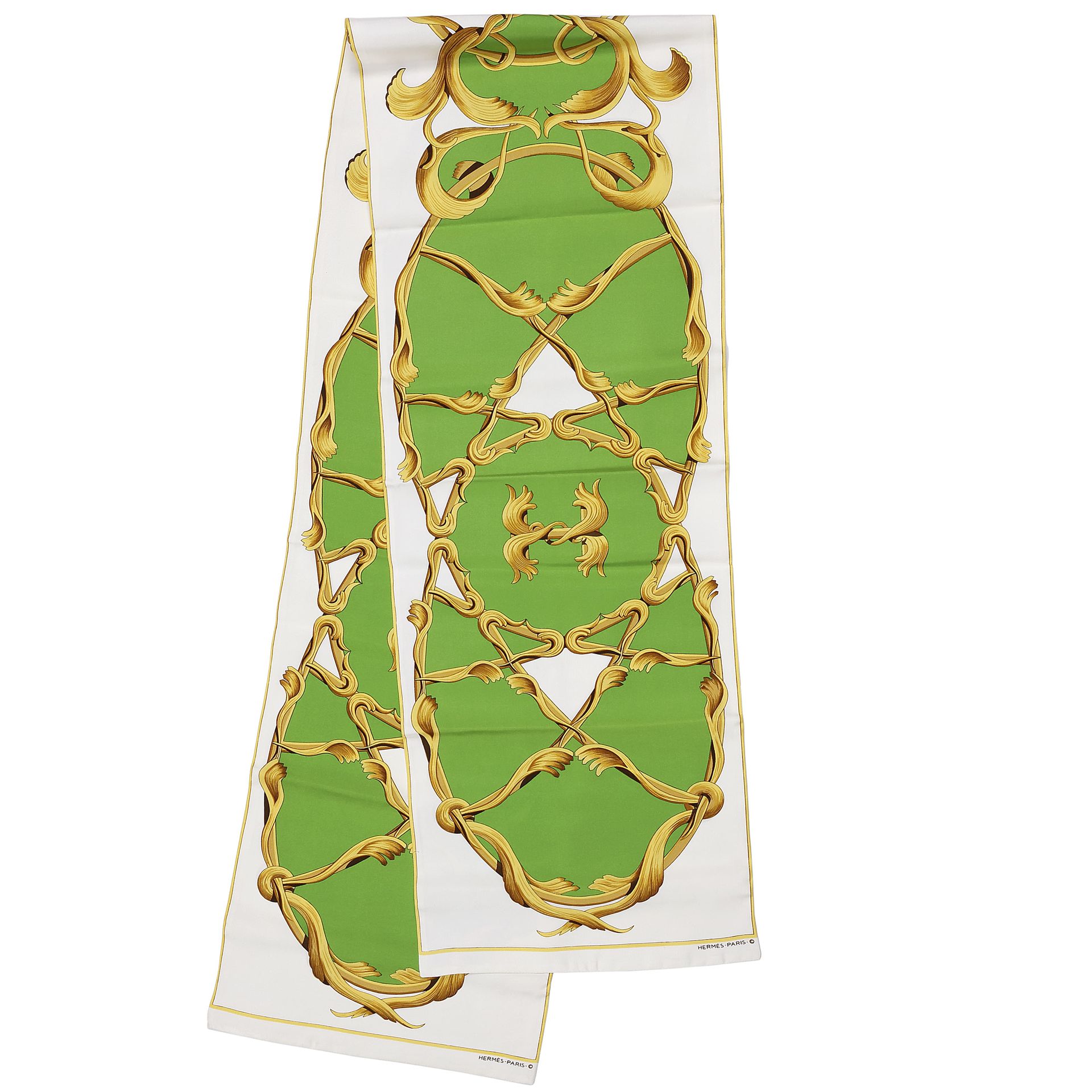 Null 巴黎爱马仕公司、
乳白色和绿色背景的丝绸斜纹围巾，有交错的图案
有盒子
状况良好（非常轻微的污渍）
30 x 186厘米