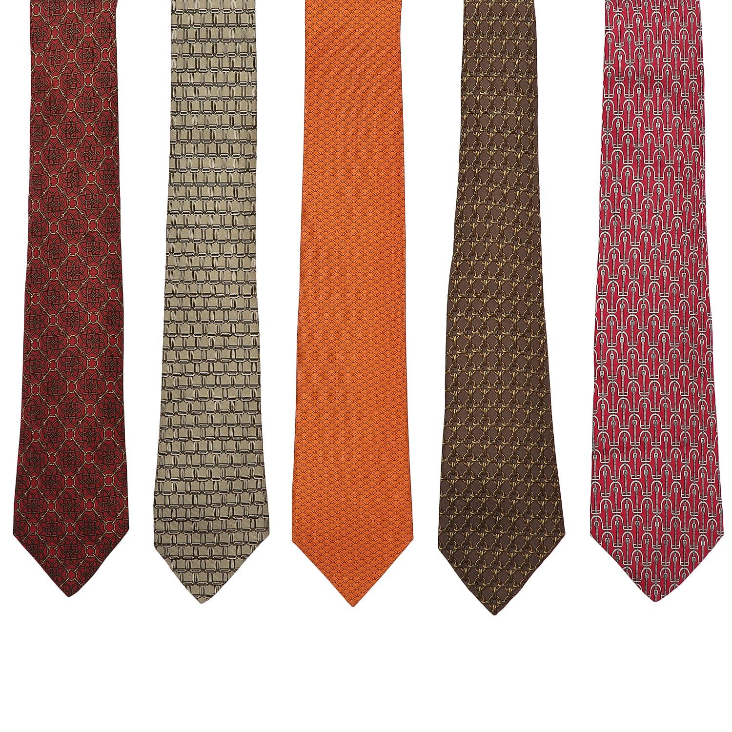 Null HERMÈS Paris,
Set of five silk ties
including :
- a tie decorated with Forç&hellip;