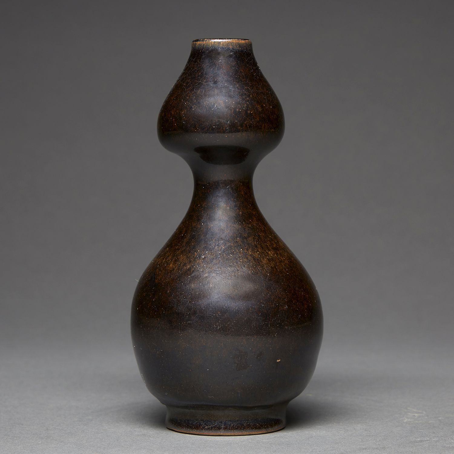 Null VASE COLOQUINTE
en céramique à glaçure dite "fourrure de lièvre".
Chine, pé&hellip;