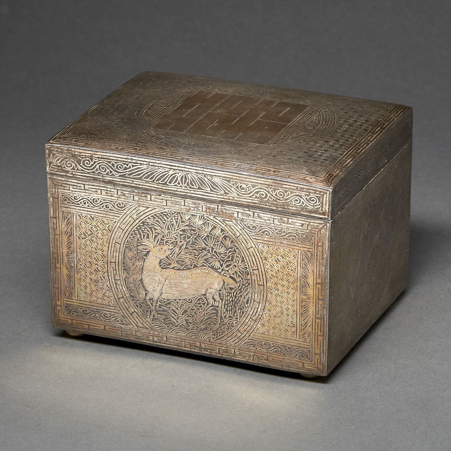 Null COVERED RECTANGULAR BOX
in silvered bronze decorated with medallions of dee&hellip;