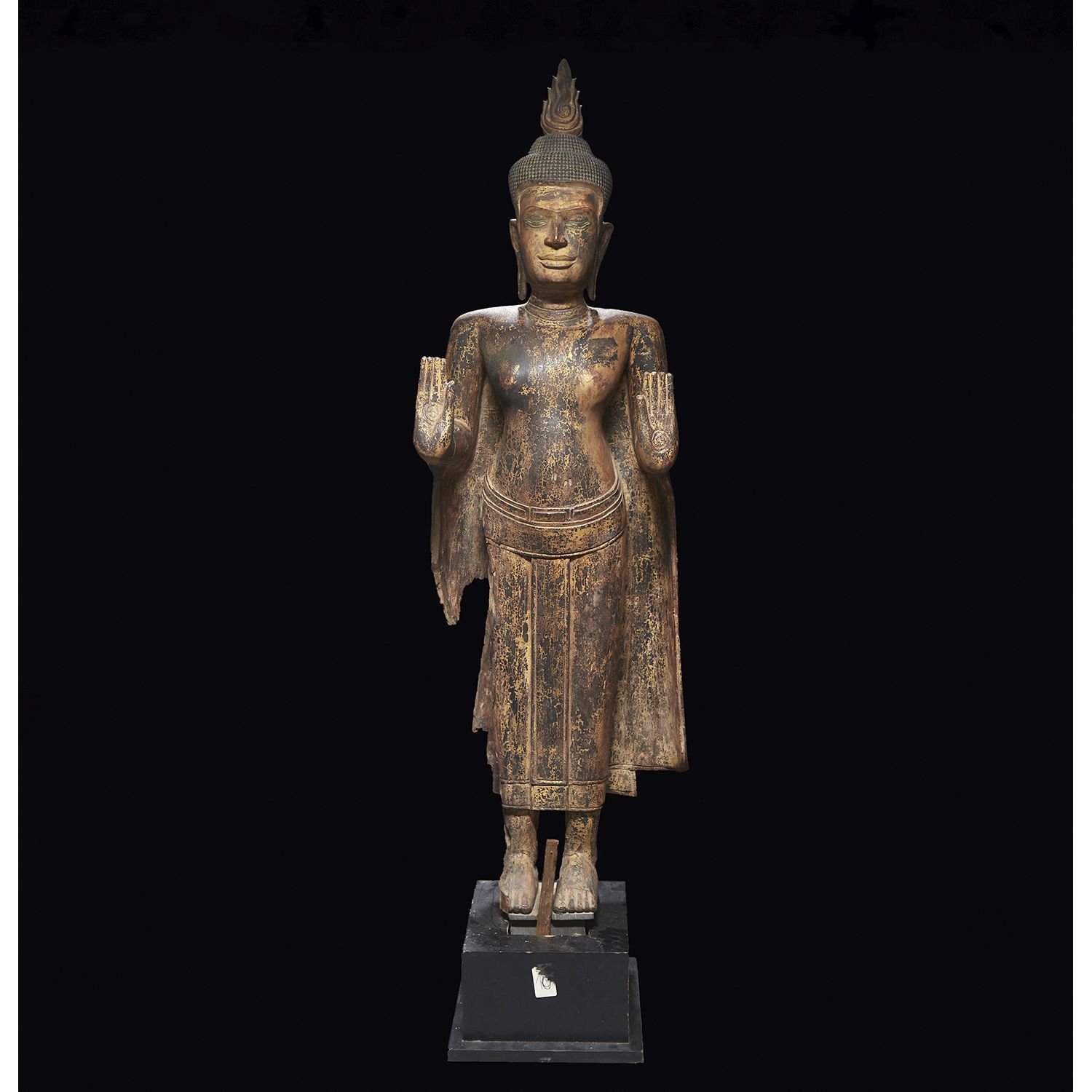 Null IMPORTANTE SCULPTURE
en bois laqué et doré représentant le Bouddha debout e&hellip;