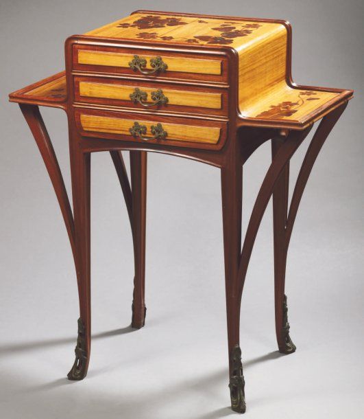 Louis MAJORELLE (1859-1926) Élégante table d'appoint, structure en acajou présen&hellip;