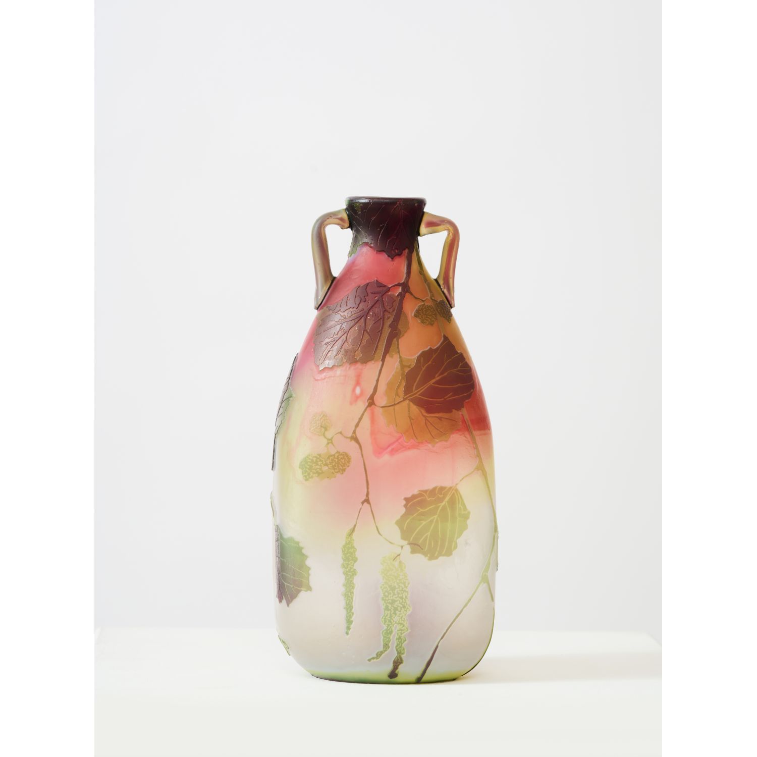 Null LEGRAS
Vase gourde à corps quadrangulaire allongé, en verre gravé à l'acide&hellip;