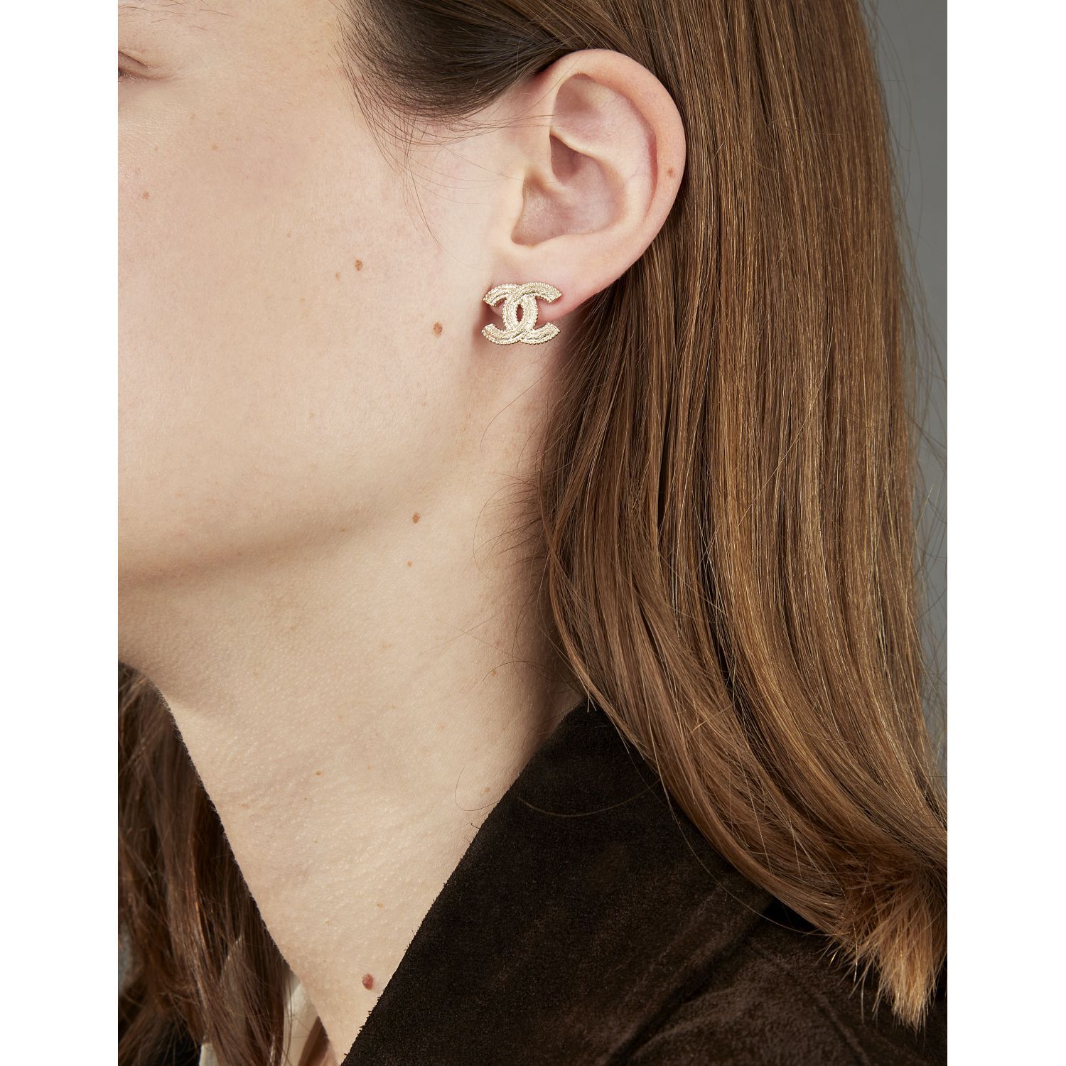 Null CHANEL,
Paire de boucles d'oreilles CC siglée à motifs d'entrelacs en métal&hellip;