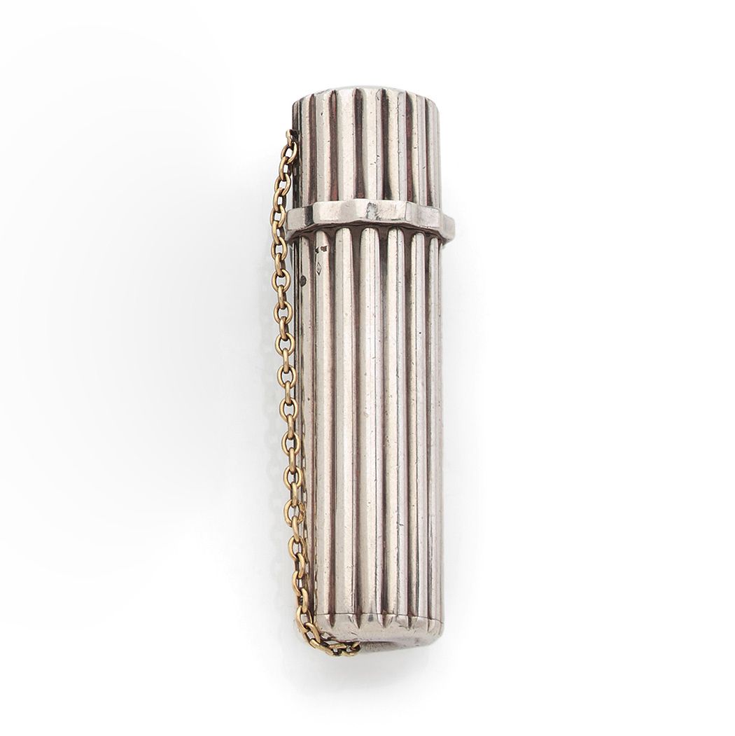 Null CARTIER - 1950S
ORIGINAL LIPSTICK CASE
Cylindrical shape in gadrooned silve&hellip;
