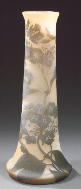 Émile GALLÉ (1846-1904) Grand vase tronconique élancé en verre multicouche vert &hellip;