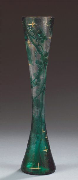 Émile GALLÉ (1846-1904) Grand vase diabolo élancé en verre multicouche vert sur &hellip;
