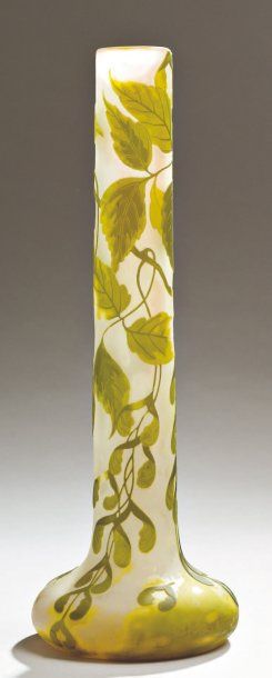 Émile GALLÉ (1846-1904) Vase à panse aplatie et long col cylindrique en verre mu&hellip;