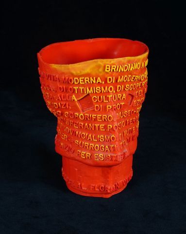 Null GAETANO PESCE (1939 - ) Vase en plastic moulé texturé d'un texte en italien&hellip;