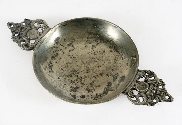 Null Rare Quebecois pewter bowl from the 19th century, ears pierced with crowned&hellip;