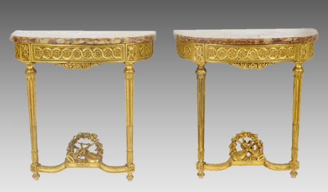 Null Paire de consoles en bois doré de style LOUIS XVI à décor de fleurs, de roc&hellip;