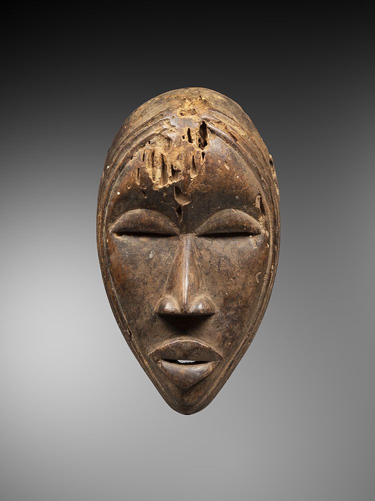 Null 科特迪瓦/象牙海岸



丹-迪奥曼德 "deangle "面具，科特迪瓦共和国

带有棕色铜锈的木材

高度：25厘米/9 7/8"



狭长的眼&hellip;