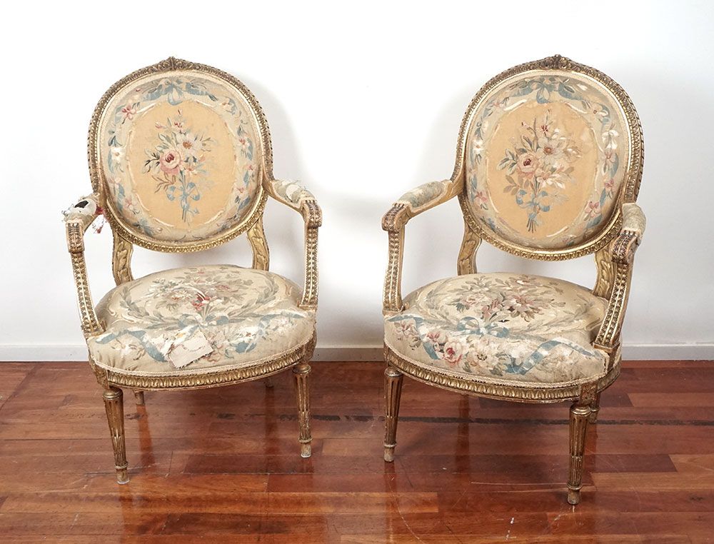 Null Paire de fauteuils aux dossiers à médaillon en bois doré, de style Louis XV&hellip;
