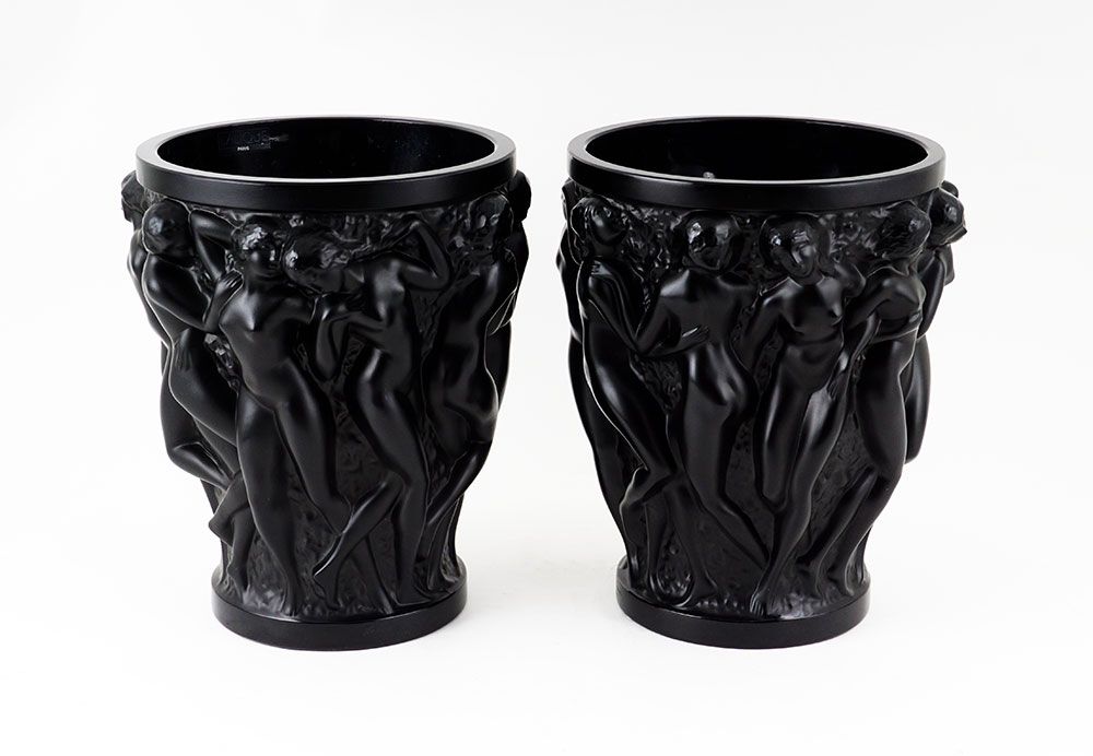 Null LALIQUE - Ein Paar große Vasen aus schwarzem Kristall, Modell Bacchantes.

&hellip;