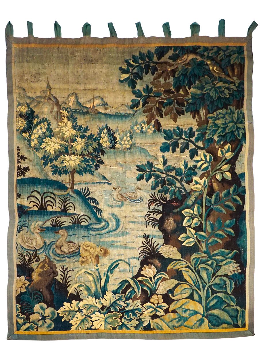 Null 奥布松挂毯上装饰着一个有鸭子的池塘。 

旧的修复工作。 

18世纪中叶 



2米X 147厘米 - 79''X 58