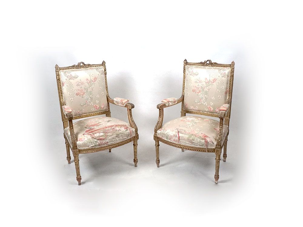 Null 一对路易十六风格的扶手椅，镀金的木头，直背，中间有皇冠装饰；软垫，像座位一样，覆盖着有花朵装饰的丝绸。他们站在有环形和凹槽的腿上。

高：100厘米 &hellip;