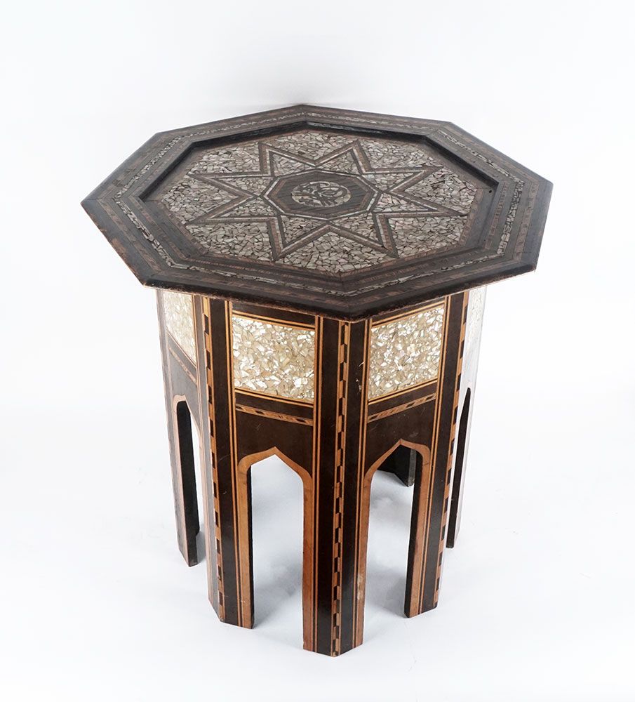 Null Octagonal wooden pedestal table inlaid with mother-of-pearl and decorated w&hellip;