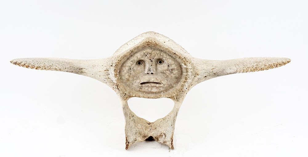 Null NAHAULAITUQ, Samuel (1923-1999)
Deux visages
Os de baleine sculpté
Signé su&hellip;