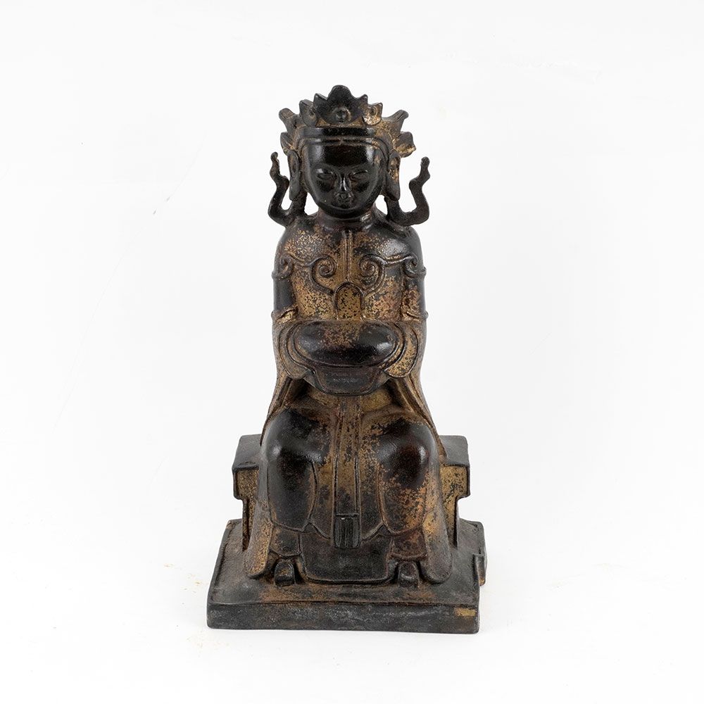 Null 中国 / 中国


慈悲女神坐像，镀金和涂漆正隆统治时期的标志。 


高度：29厘米或11 3/8英寸。