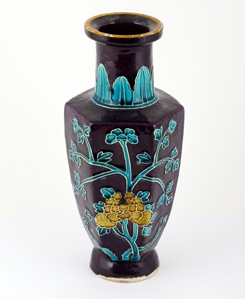 Null FAHUA 



法华风格的六角形陶瓷花瓶，在午夜的蓝色背景上装饰着鲜花。 

中国，18世纪



高度：27厘米/10 3/4"