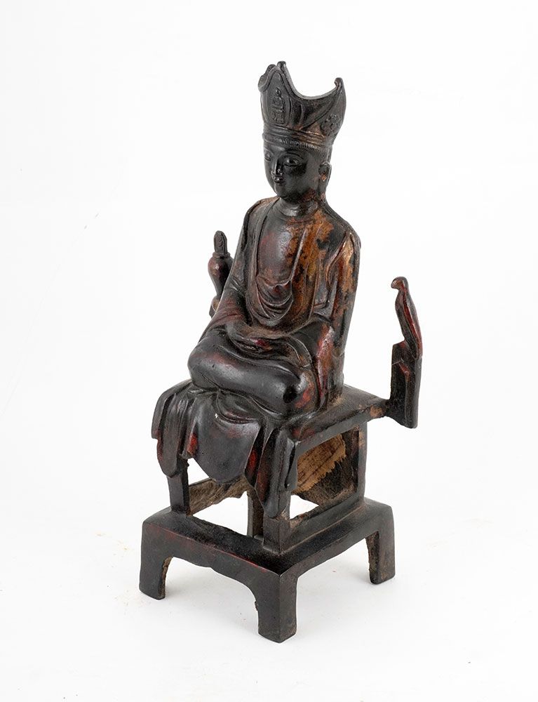 Null 菩萨/佛陀

一尊坐着的青铜佛像。 

高度：33,5厘米或13 1/4英寸。