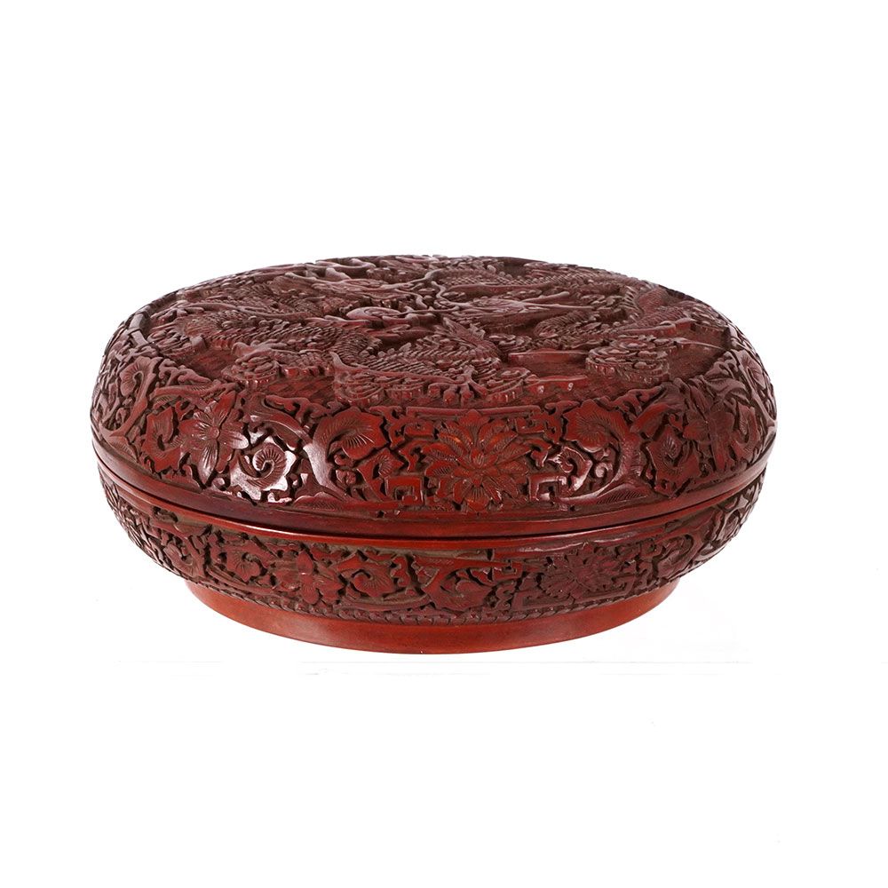 Null 中国 / 中国 

朱砂漆盒，装饰有一条龙。建隆统治的标志。 

直径：30.5厘米或12英寸。