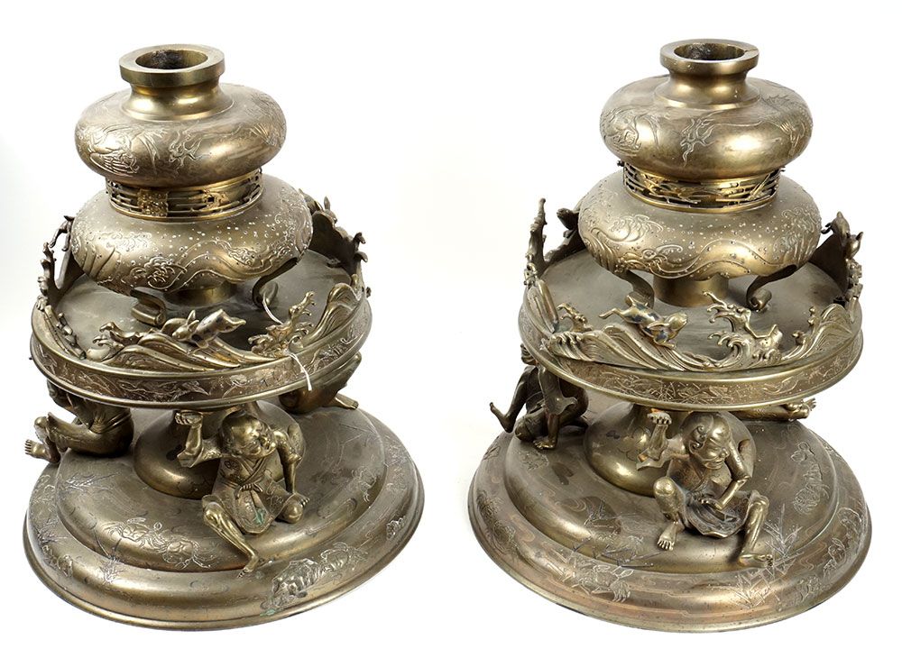 Null 明治时期/明治时期



一对青铜花瓶搁置在一个有边的托盘上，描绘了发泡的波浪，由人物支撑。 

日本，明治时期



高度：50厘米或19 3/4英&hellip;