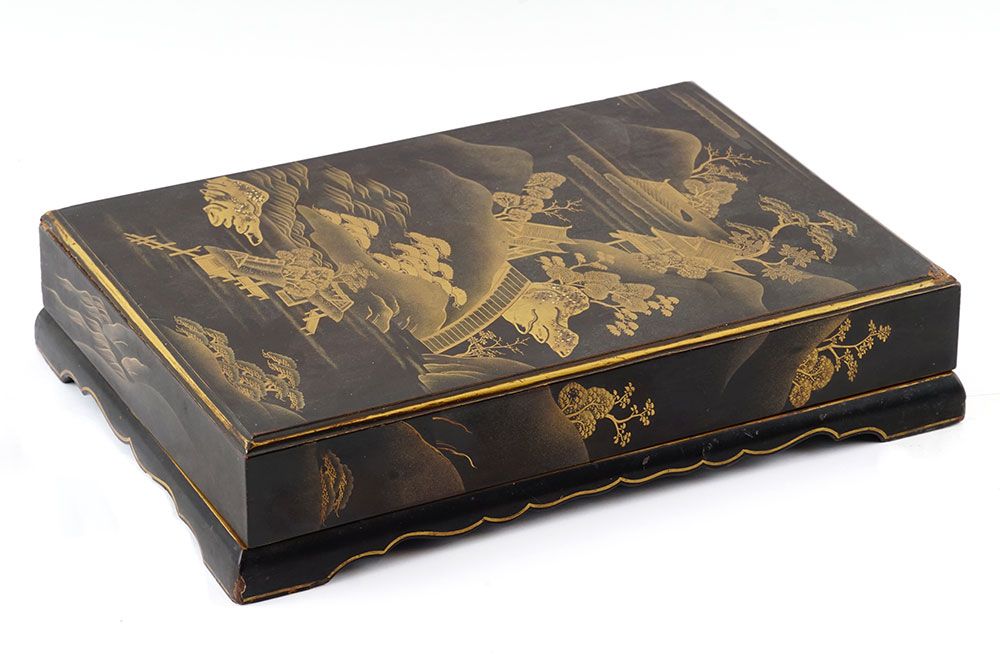 Null 明治时期/明治时期

盒子，有精致的金漆装饰，松树和山峰之间的亭子，内部是纳西族的漆器。 
日本，明治时期。
22 x 30 x 7 cm / 8 3&hellip;