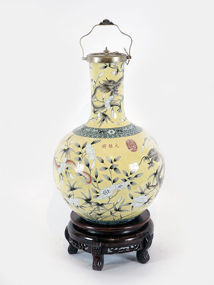 Null 中国 / 中国 



Famille Rose "Court Élégante" 球形花瓶，黄底。有底座。 

研讨会标志着 "庆祝无尽的春天"。 &hellip;