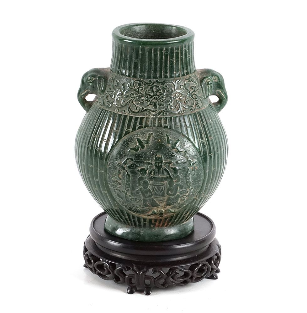 Null 中国 / 中国 

绿色球状花瓶，主题为 "祝福繁荣"。有一个支架。20世纪初。 

最大高度：24厘米或9 3/8英寸。