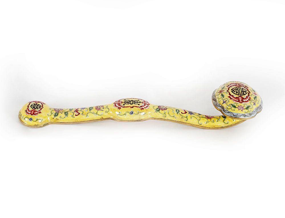 Null 中国 / 中国

黄底多色珐琅的如意宝杖。建隆统治的标志。 

长度：36厘米或14 1/4英寸。