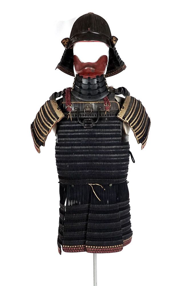 Null edo期间/période edo 

Nimaidô型盔甲，包括:盔甲和七块黑漆的Kusazuri板，用黑色的Kebiki-odoshi装饰；护肩有&hellip;