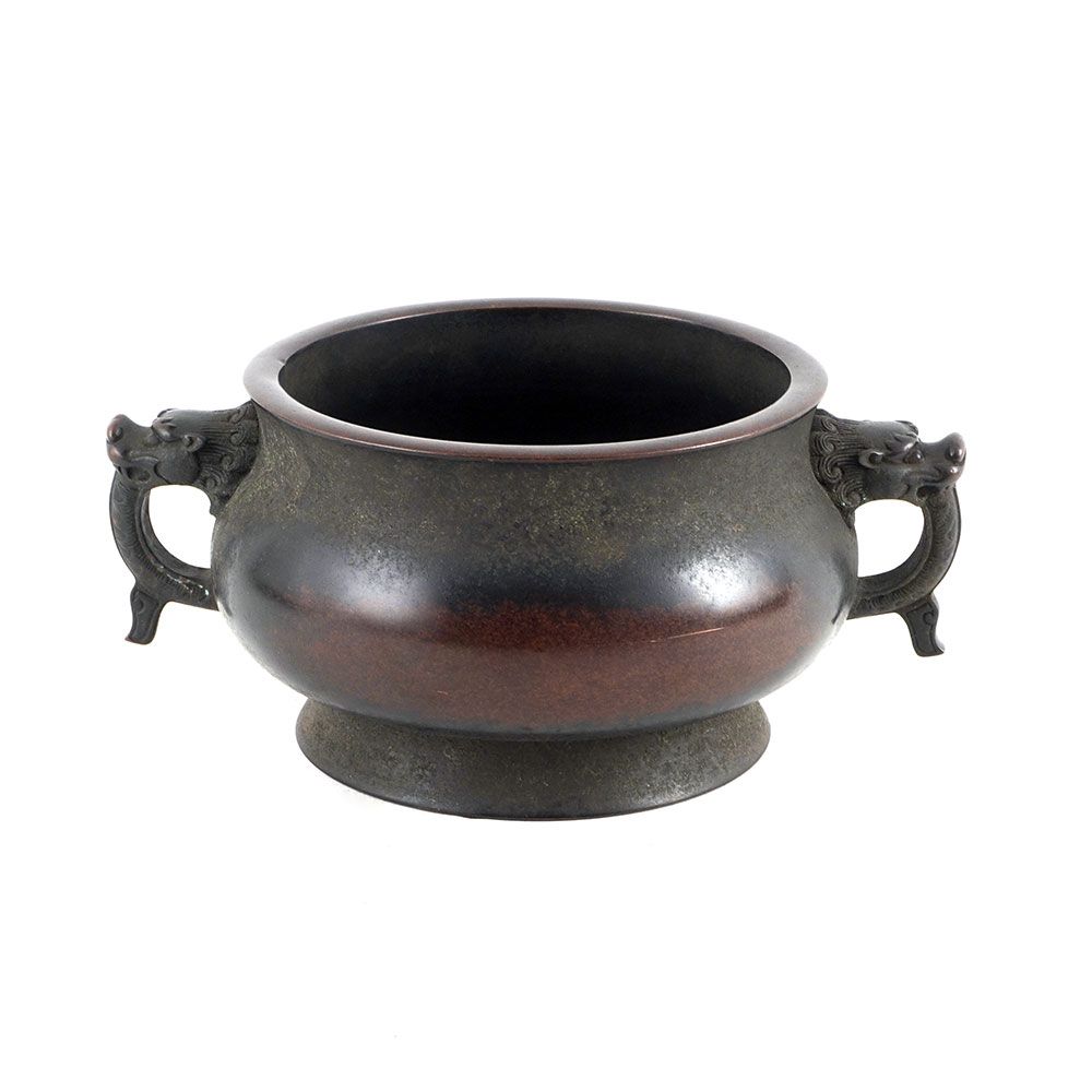 Null 中国 / 中国 


铜制香炉，龙形把手。讲习班的标志是 "珍宝馆"。


高度：13厘米或5 1/8英寸。