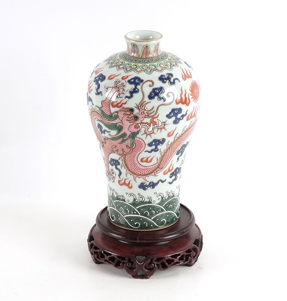 Null FAMILLE ROSE



A Famille Rose 'Dragon Pearl' scholar vase with stand. Kien&hellip;
