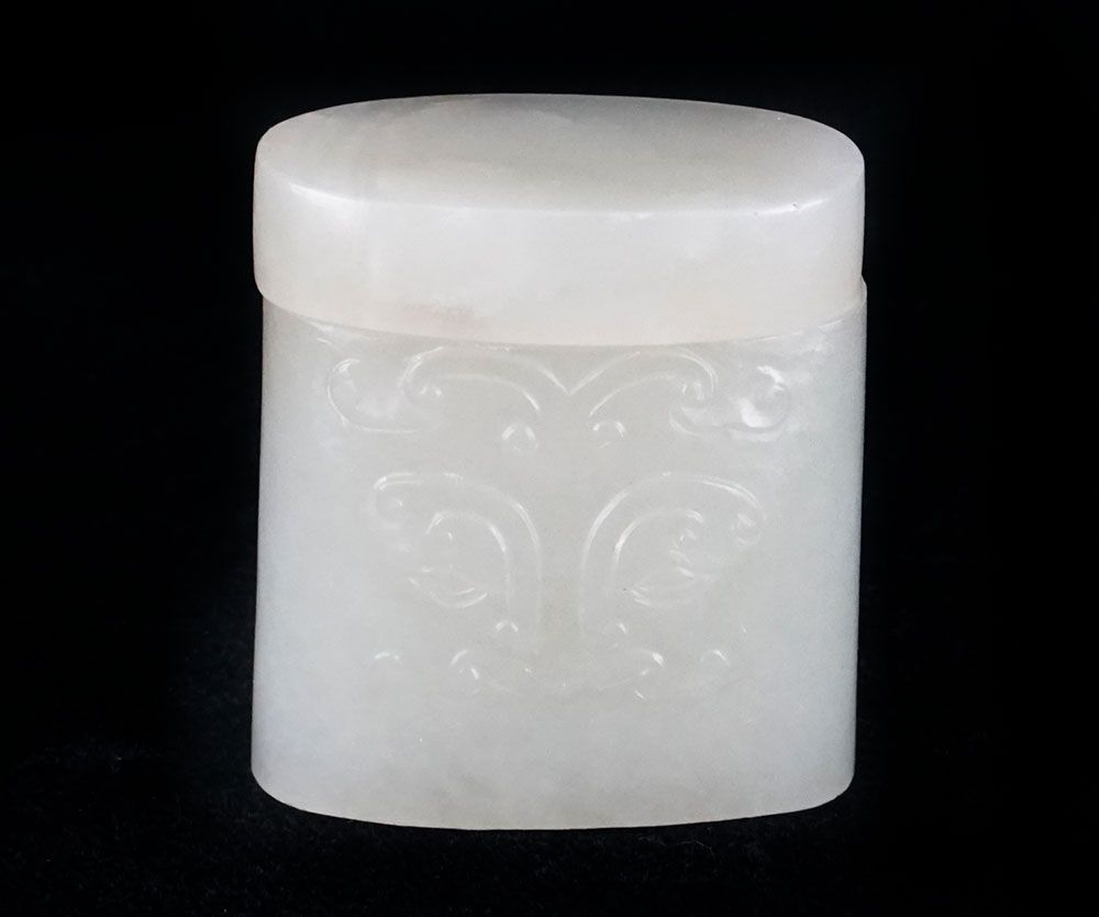 Null JADE



Petit pot couvert en jade blanc. 

Chine, XXe siècle



Hauteur : 4&hellip;